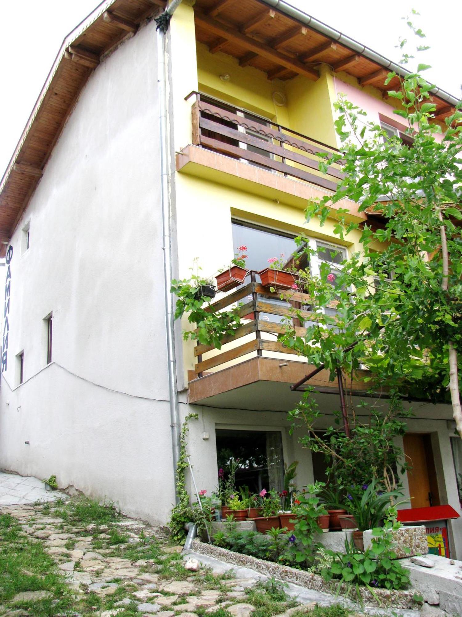 Guest House Familia Samovodene Bagian luar foto
