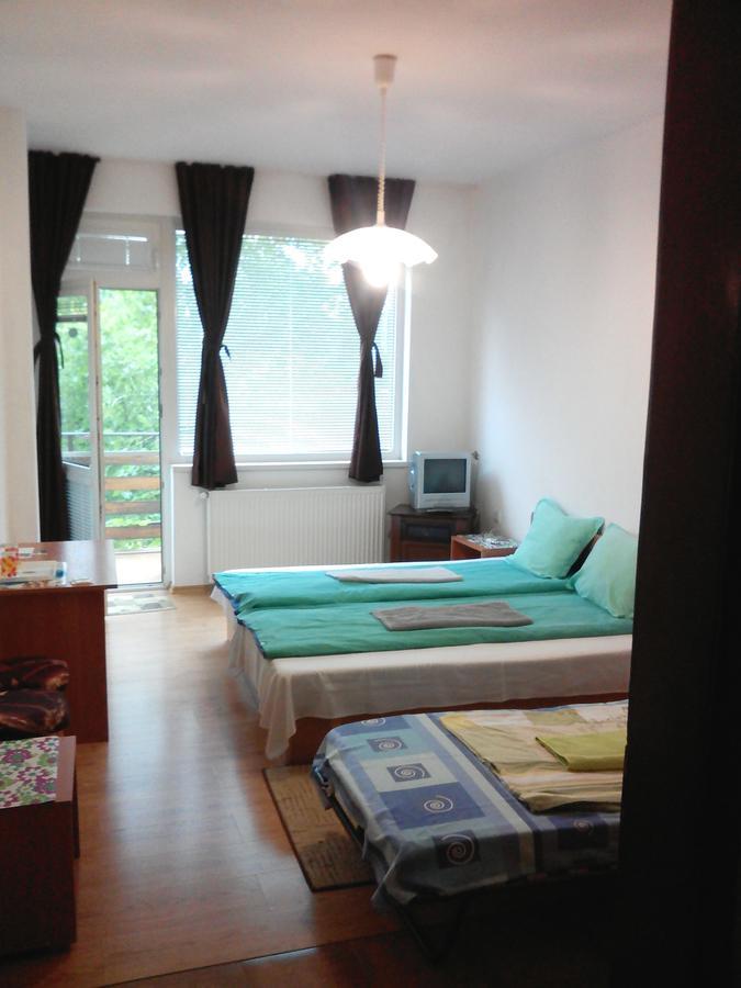 Guest House Familia Samovodene Bagian luar foto